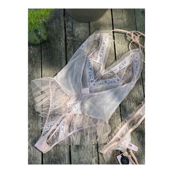 Victoria’s Secret Bodysuit & Garter Matching Lace - Picture 6 of 14